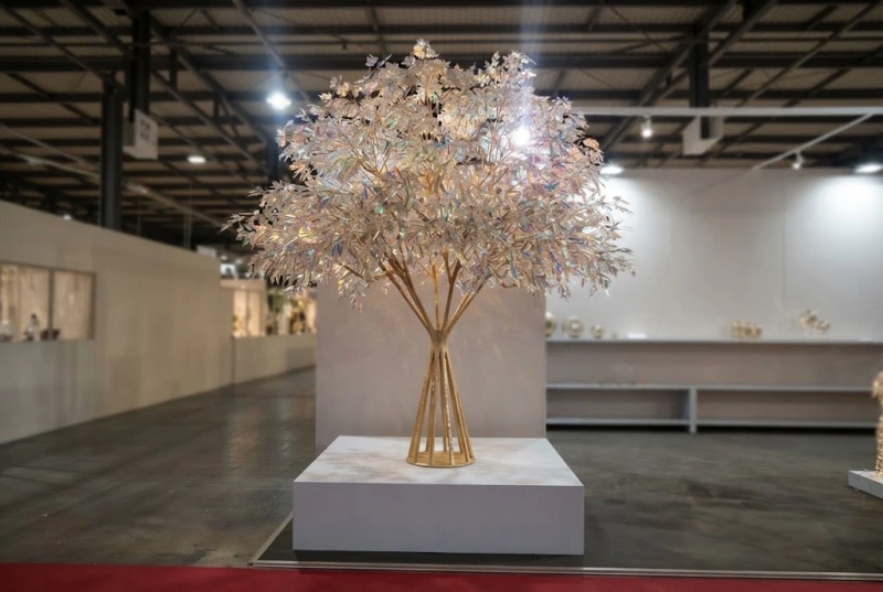 Albero di Natale di Design con Finitura Iridescente e Base Geometrica – Soluzione a Noleggio